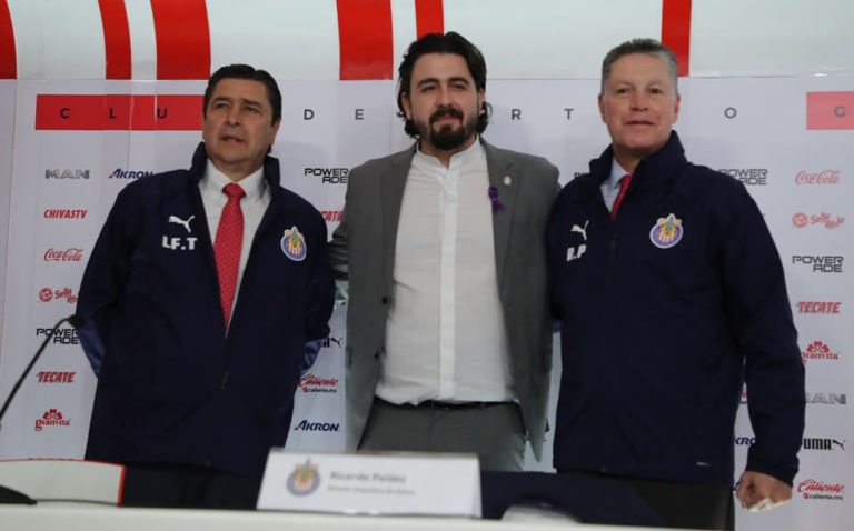 Presentan oficialmente a Peláez en Chivas; ratifica a Tena como DT