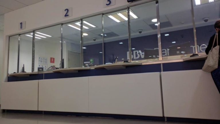 Suspenderán bancos operaciones el lunes