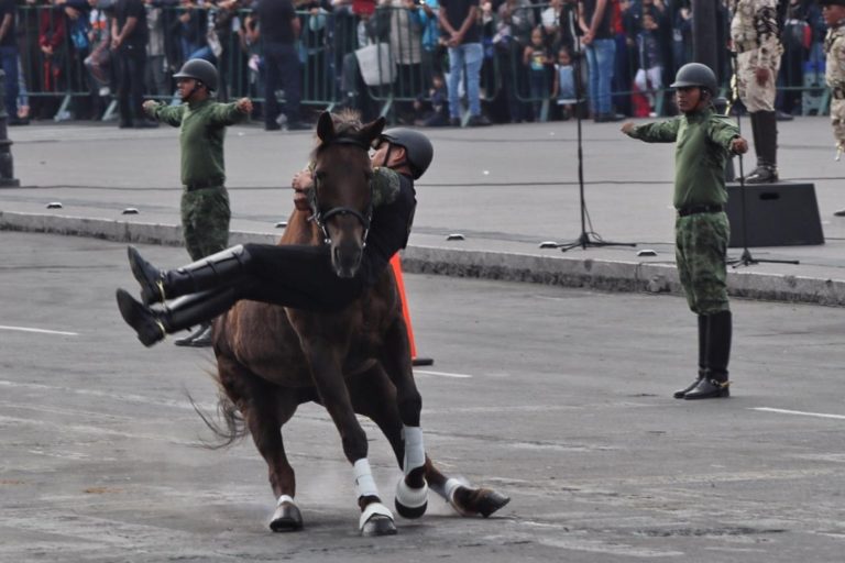 Soldado sufre lesión de tobillo al caer del caballo en el desfile