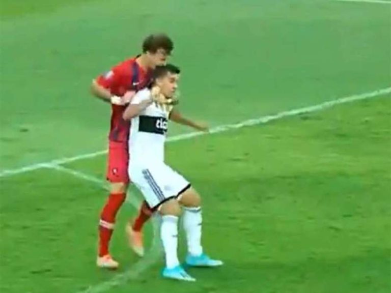 Le clava los dientes en la nuca en pleno partido