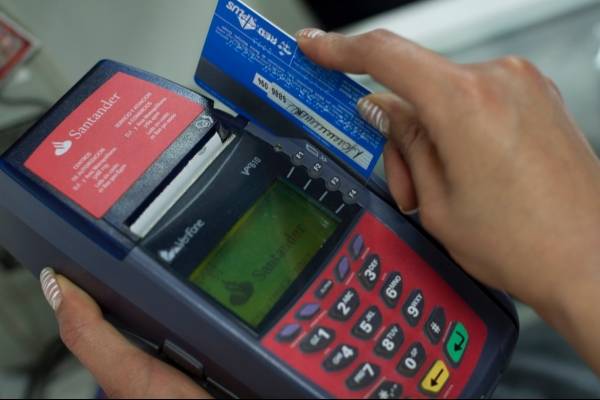 Tips para que las tarjetas no amenacen tus finanzas este fin de año