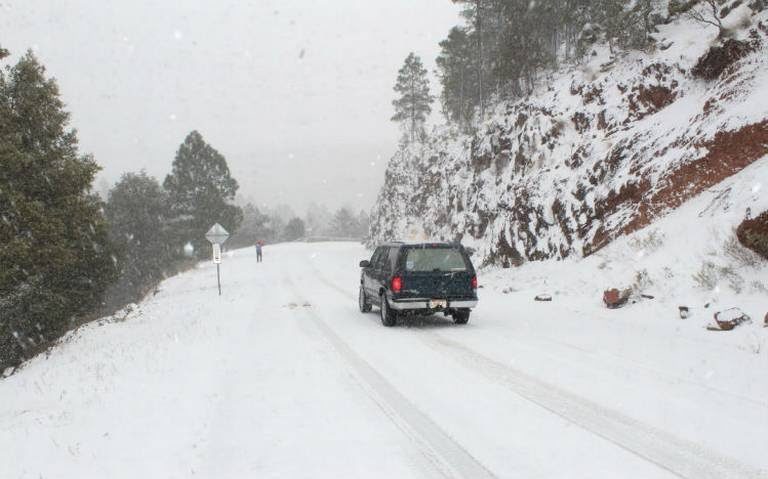 Cierran carreteras en Chihuahua por intensas nevadas