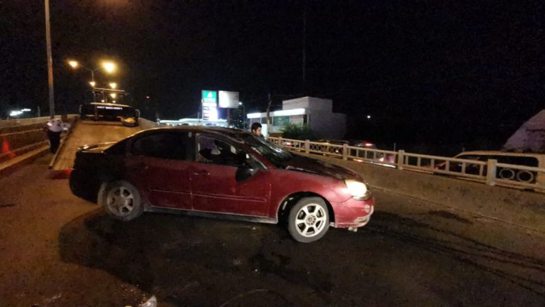 Vuelca auto al chocar contra muro de puente en la Del Valle