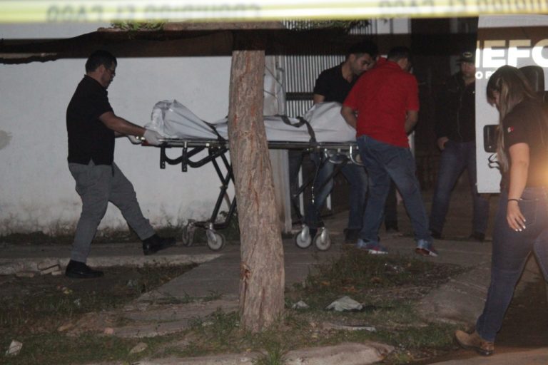 De dos balazos lo ejecutan fuera de su domicilio