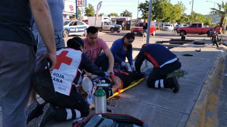 Intentó rebasar a un urbano en moto, cayó y está grave
