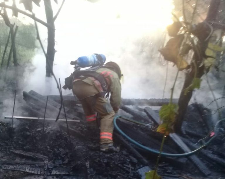 Se salva familia tras incendio de vivienda en Villa Juárez