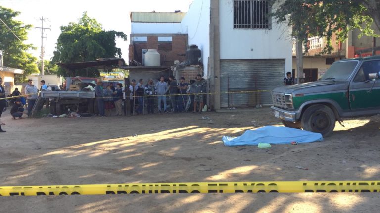 Ejecutan a mecánico frente a preparatoria en Culiacán