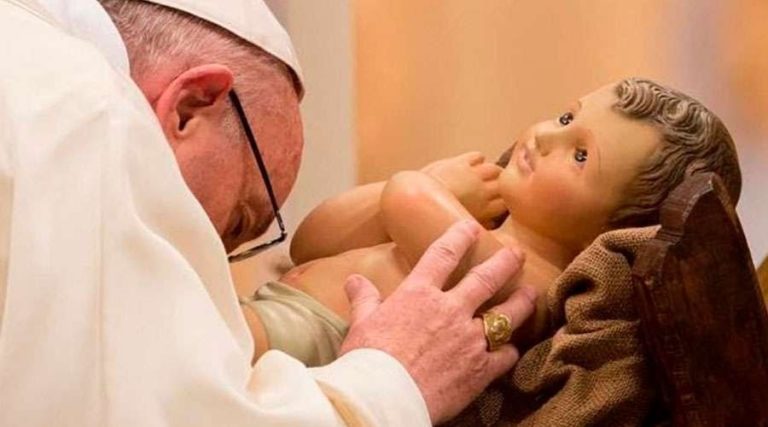 El Papa en Navidad: Amen la Iglesia así no sea perfecta y sirvan al prójimo así no cambie