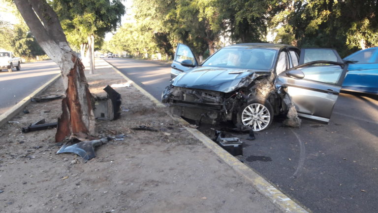 Se impacta contra árbol en Yebavito; resulta con heridas leves