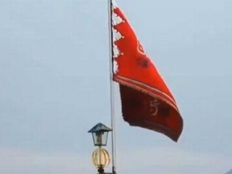 Izan ‘bandera de guerra’ en mezquita de Irán