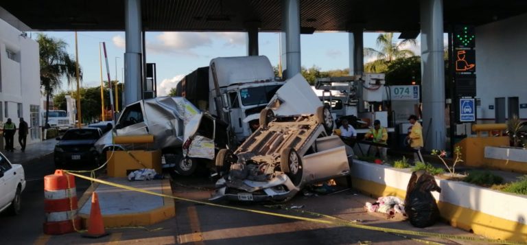 Tráiler se queda sin frenos y se lleva caseta; hay dos heridos