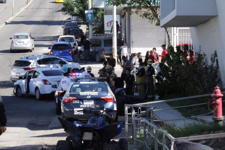 Se impactan urbano y sedán en Culiacán