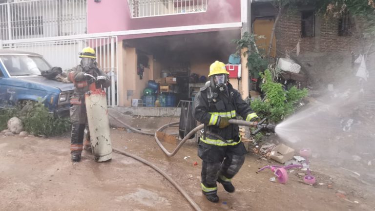 Explota tanque de gas y arde casa en la 10 de Mayo