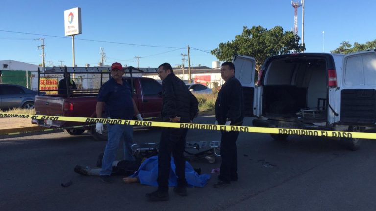 Policía se impacta contra autobús; su acompañante murió