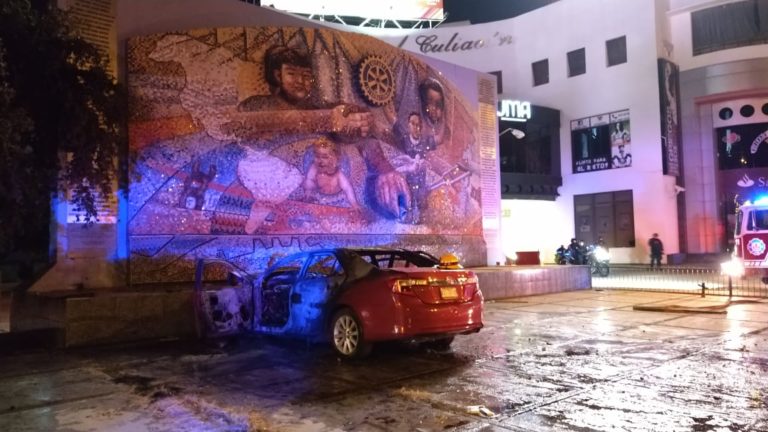 Se incendia auto en choque; hay cinco jóvenes heridos