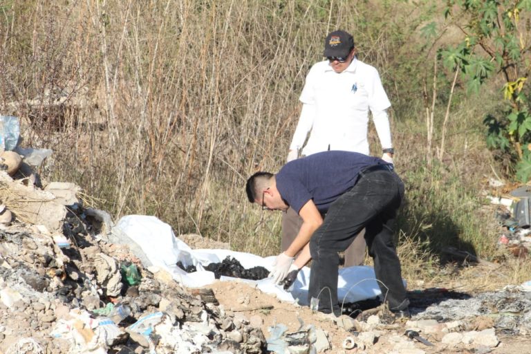 Encuentran albañiles cuerpo quemado en lote baldío