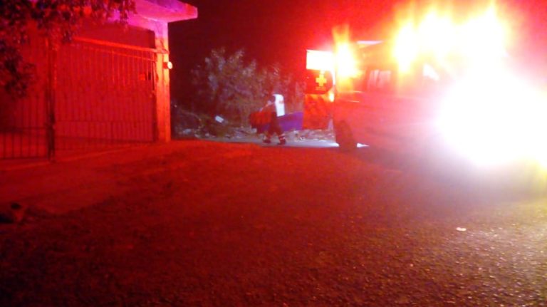 Lo abandonaron amarrado, encapuchado, con golpes y un disparo; está vivo