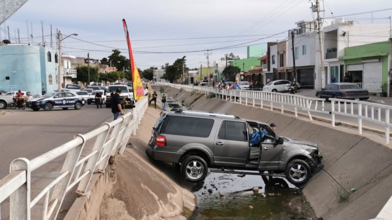 Pareja terminó en canal; el conductor murió al ser atacado a balazos