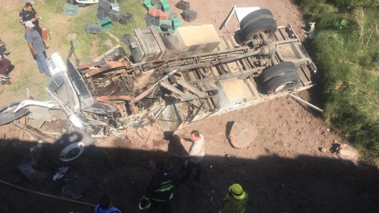 Vuelca un torton; hay un muerto y un herido