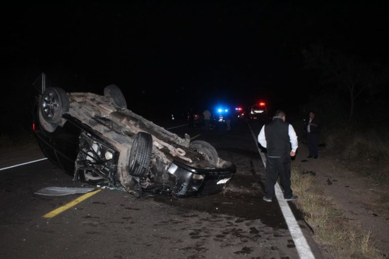 Vuelca familia en la México 15; muere mujer y hay dos heridas más