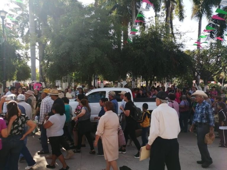 De insensible e ingrato, acusan al Dr. Palma por hacer caminar medio kilómetro a adultos mayores