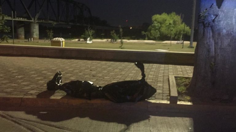 Dejan un cuerpo embolsado en el malecón de Culiacán