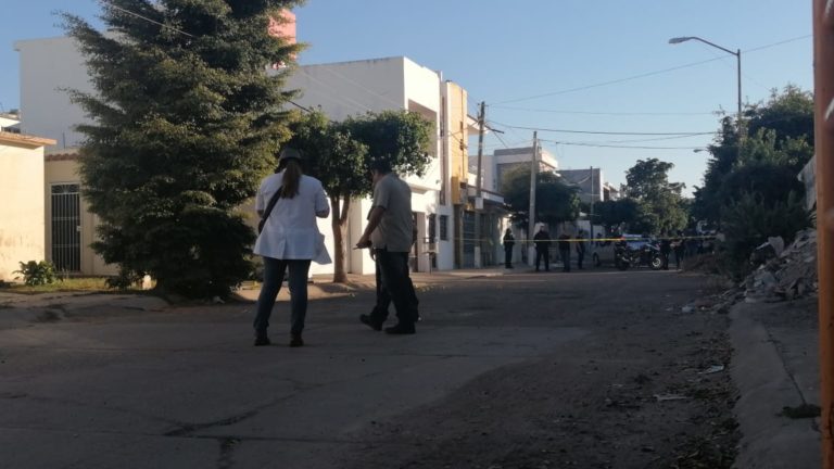 Lo asesinan con ‘cuerno de chivo’ fuera de su casa