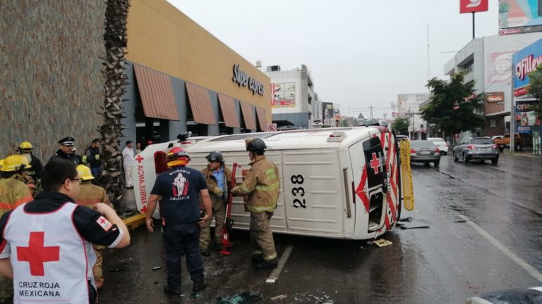 Seis heridos al volcar ambulancia tras choque en Culiacán