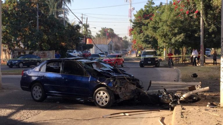 Hombre cae del puente a desnivel junto a dos sujetos en moto que lo balearon