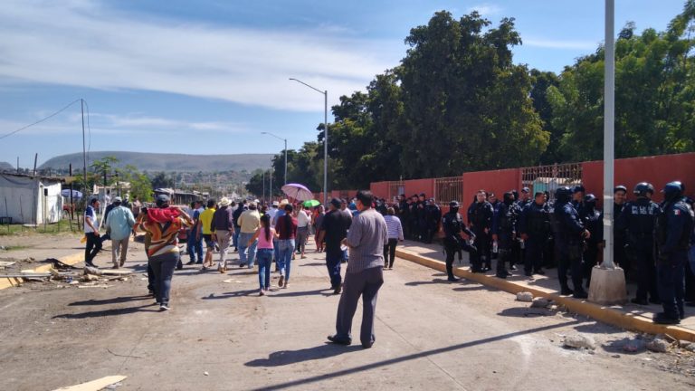 Desalojan a invasores de predio en Culiacán