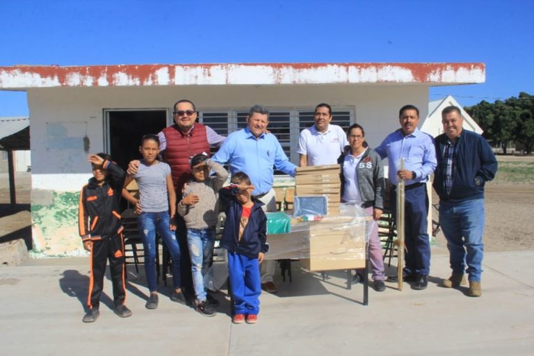 Recibe escuela de Yameto 10 tablets, 26 sillas y una bandera
