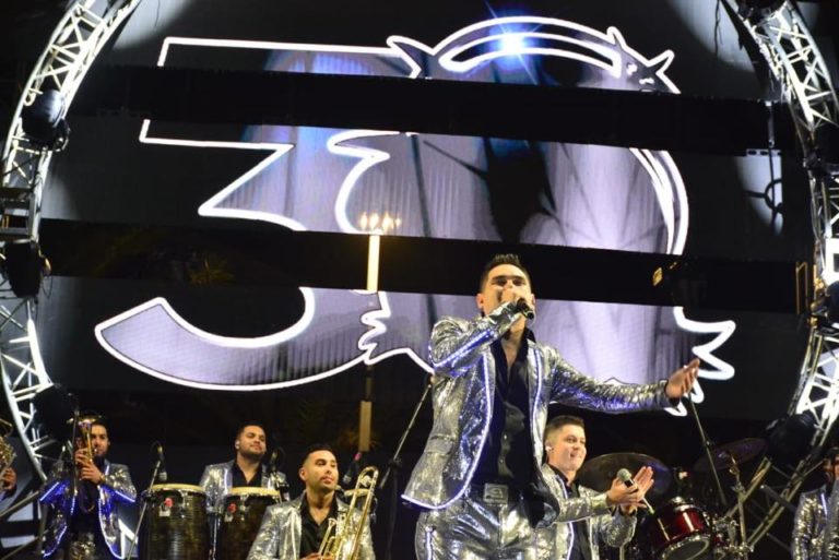 Celebran más de 25 mil con Los Recoditos en carnaval