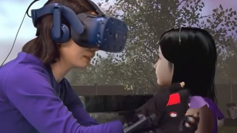 Así reacciona una madre al poder abrazar a su hija fallecida mediante realidad virtual