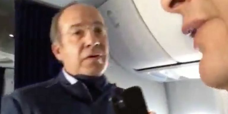 Insulta mexicano a Calderón en un avión (video)
