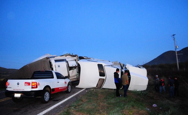 Se impactan de frente trailers en la México 15