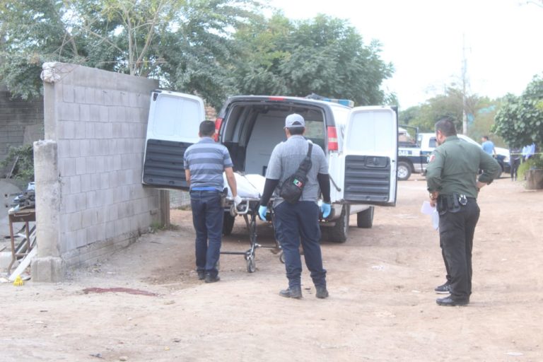 Lo ejecutan fuera de negocio; había 24 casquillos de arma