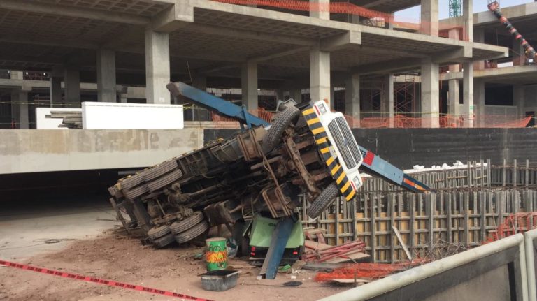 Colapsa grúa en el Desarrollo Tres Ríos