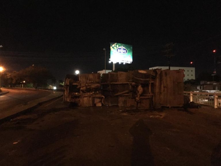 Choca Spark contra camión de la basura y lo vuelca: tres heridos