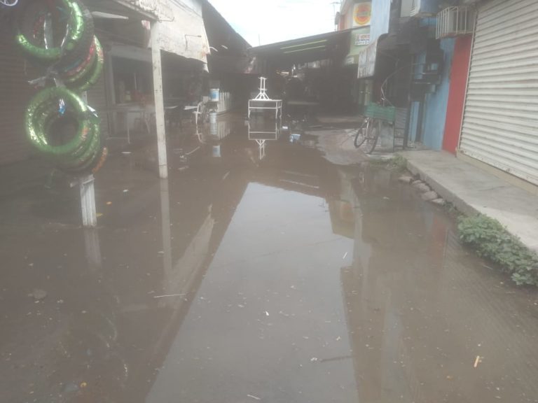Se desborda drenaje; la mitad del mercado afectado en Villa Juárez