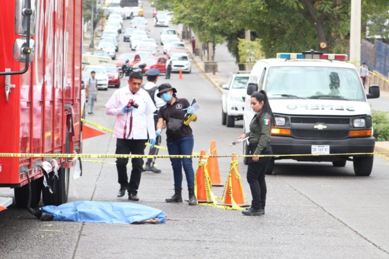 Muere joven de 13 años al sacar cabeza de urbano y golpearse con camión refresquero