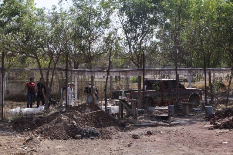 En una camioneta y con signos de tortura localizan dos cadáveres