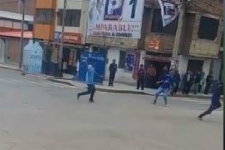 Extranjeros se enfrentan a pedradas y cuchillazos en plena avenida