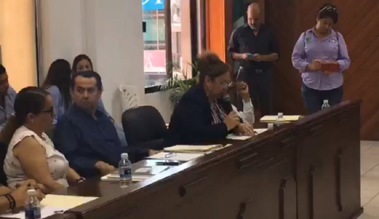 En Mazatlán obligan a funcionarios a darle likes a notas oficiales