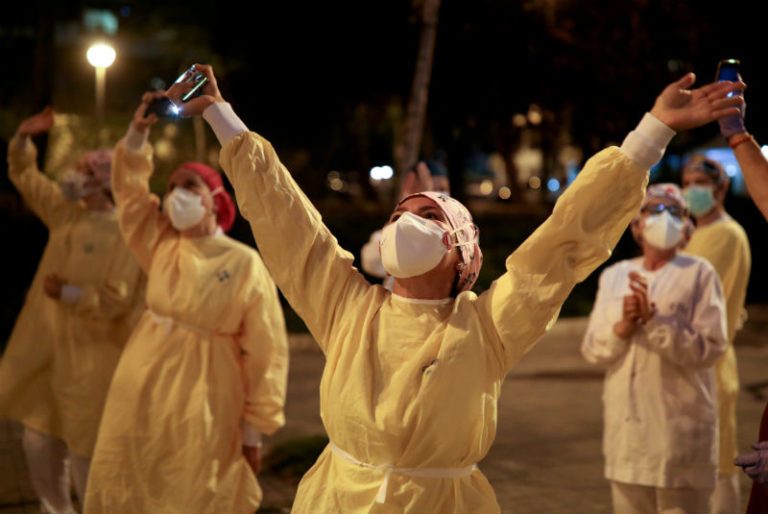 Reduce España muertes por COVID-19