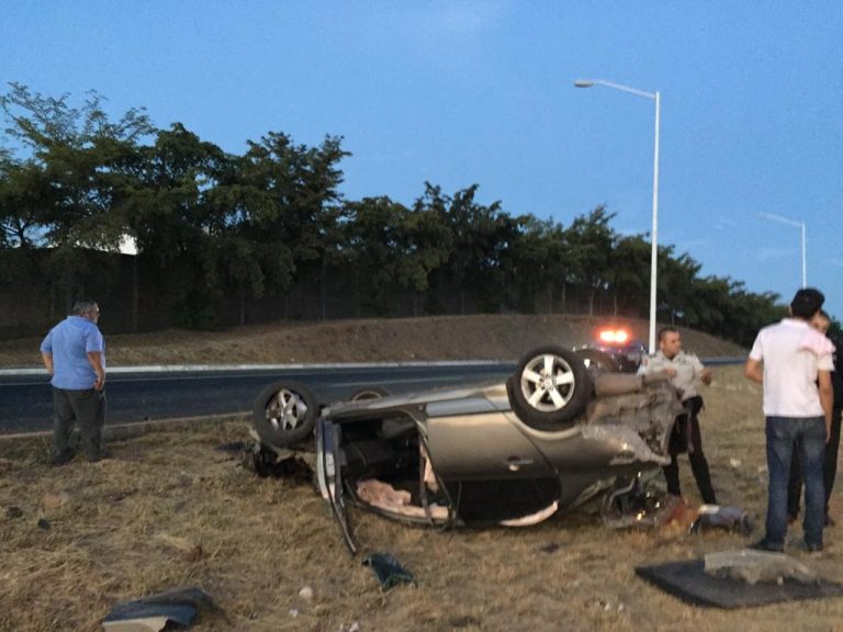 Camión de carga les invade carril y vuelcan en ‘La Costerita’