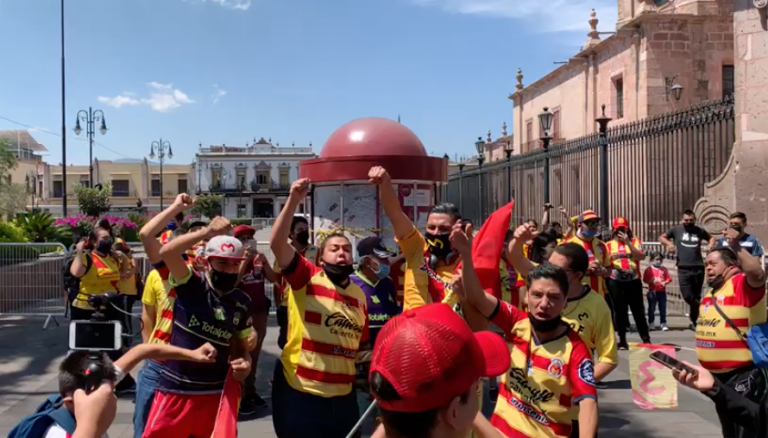 Aficionados de Monarcas Morelia protestan por la mudanza del equipo a Mazatlán