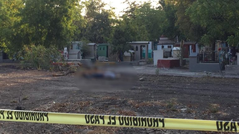 Con golpes y disparos hallan un hombre muerto y otro herido en panteón de la 21 de Marzo