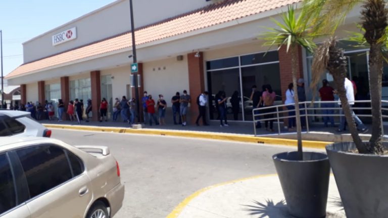 Pese a 122 muertos por COVID-19, saturan bancos y calles en Culiacán