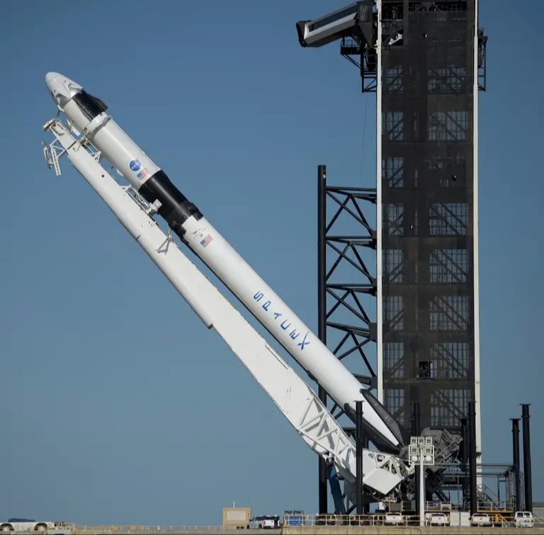 La NASA autorizó el primer vuelo tripulado de SpaceX