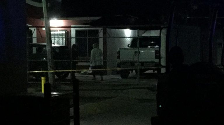 Lo matan en la cochera de una vivienda